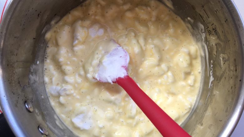 香草冰淇淋蛋糕,将1/2淡奶油加入冷却的蛋奶液，翻拌