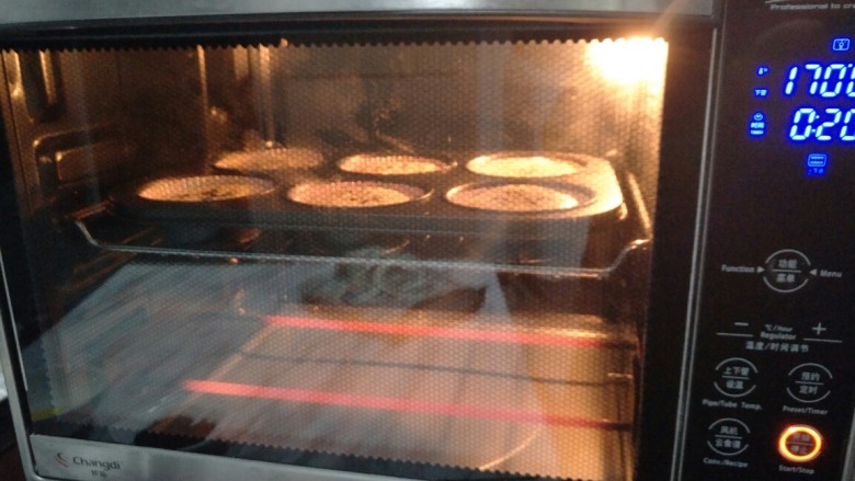 老式无水蛋糕,烤箱上下170°提前预热后，将其放入。