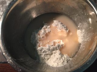 苏式鲜肉月饼,制作油酥：面粉加入猪油拌匀