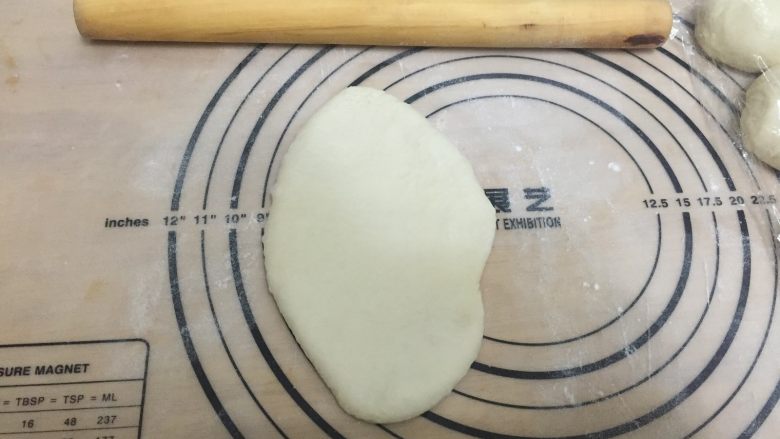 100%中种北海道餐包,将面团按扁擀成椭圆形