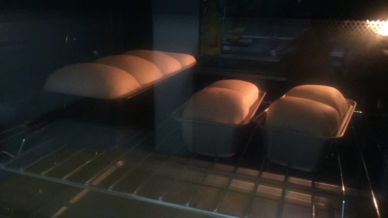 100%中种北海道餐包,预热好之后放入模具烤制30分钟，上色后及时加盖锡纸