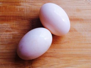 麻油空心菜水蒸蛋,拿出鸭蛋，鸭蛋是自己家的鸭产下来的哦