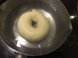 伯爵奶茶海盐贝果,糖水煮沸腾后转小火，将发酵结束的贝果放在糖水中，每面煮30秒左右。