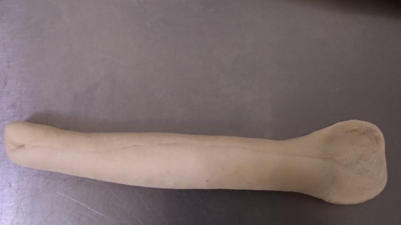 伯爵奶茶海盐贝果,略搓长，大概20厘米左右吧，有可能不到。
一头用擀面杖压扁。