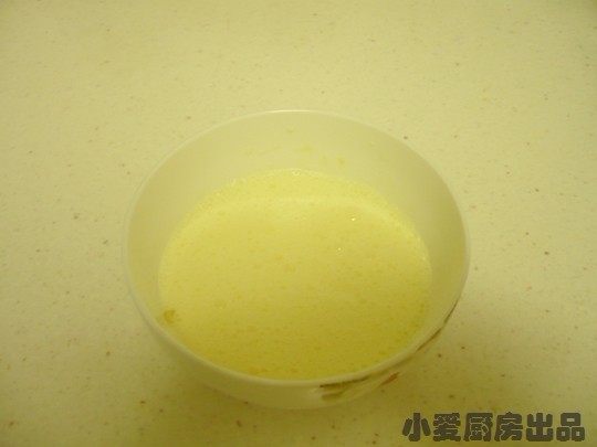 芒果白雪黑糯米甜甜,用搅拌机打出泡沫。