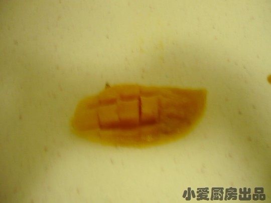 芒果白雪黑糯米甜甜,芒果对剖切成两片，再切成菠萝形花纹。