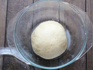 全麦软面包,取出排气放入容器室温自然发酵20-25分钟左右。最近天气比较热38度左右，发酵时间会短一些