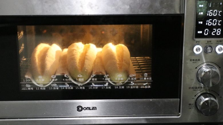 全麦软面包,上下火160度预热2分钟，底层烤制30分钟。