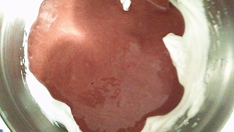 红丝绒蛋糕,倒入剩余的蛋白中以同样手法搅拌均匀