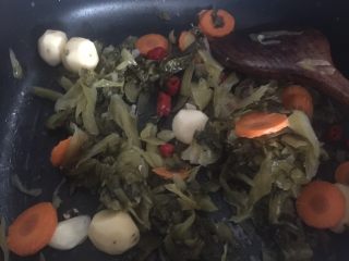 酸菜鱼,然后放入挤干水份的酸菜、胡萝卜片和小土豆炒香