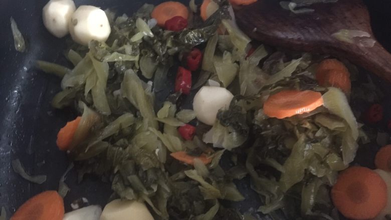 酸菜鱼,然后放入挤干水份的酸菜、胡萝卜片和小土豆炒香
