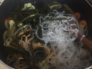 酸菜鱼,然后加入腐皮条、海带条、海带结、粉条翻拌一下