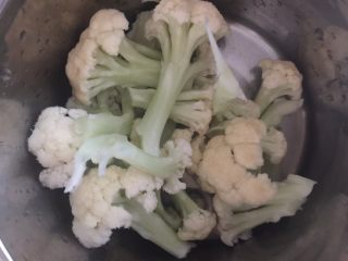 酸菜鱼,花椰菜掰小块洗净