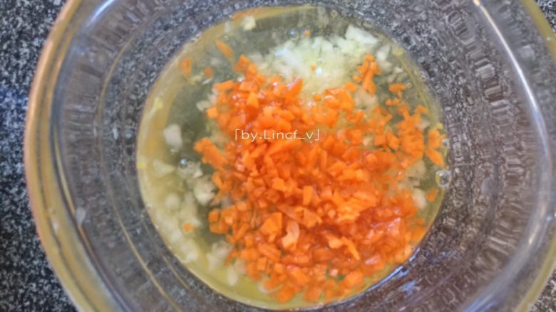 心心相印玉子烧,分别在蛋黄、蛋白加入各一半的胡萝卜碎