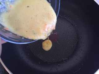 心心相印玉子烧,蛋黄液稍搅拌后倒入煎锅中，煎至未完全凝固时卷起