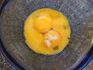 心心相印玉子烧,分别在蛋黄、蛋白中各加入1/8小匙食用盐和1/2白糖的一半