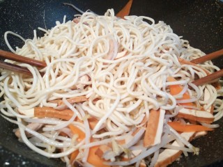 什锦家常炒面,最后加入面条翻炒，用2双筷子不停地翻炒，让水分蒸发，