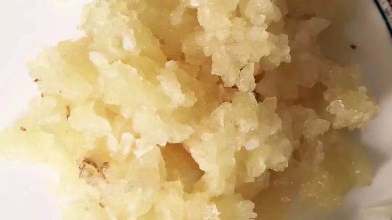 豆皮金针菇卷,大蒜剁成泥