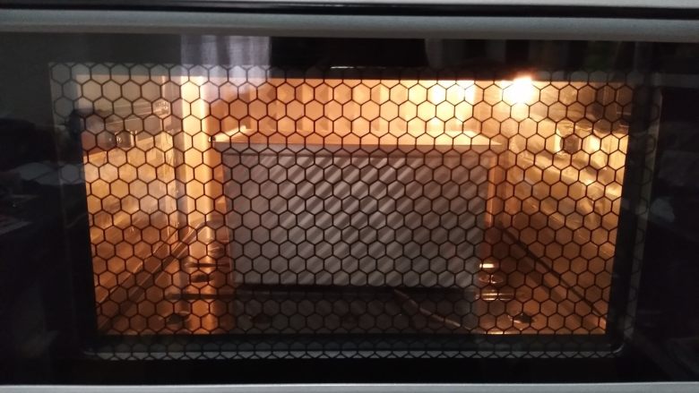 经典白吐司,烤箱选择上下火175度烘烤35分钟