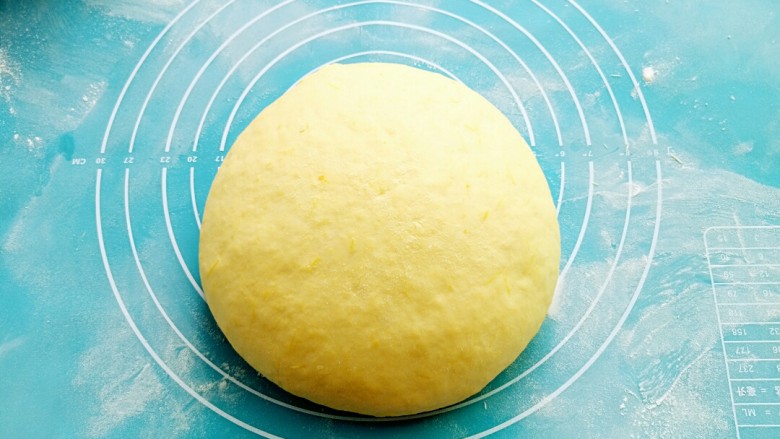 元宝南瓜豆沙包,收圆面团，盖上保鲜膜进行发酵。