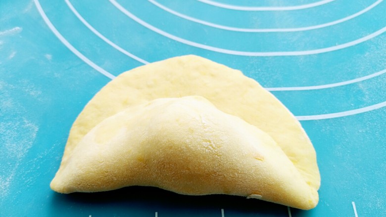 元宝南瓜豆沙包,面皮一侧覆盖住豆沙馅，按压以防露馅。