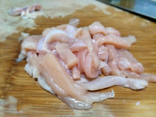 （鸡胸版）糖醋里脊,鸡胸肉洗净，切成条。