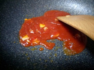（鸡胸版）糖醋里脊,然后倒入番茄酱煸炒。