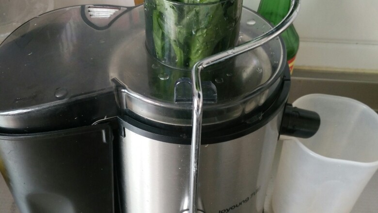 菠菜汁杂酱面,放入榨汁机中，（我家用的是不是原汁机😊）