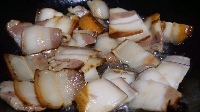 干锅茶树菇,锅内烧热下入肉片爆炒，煸炒出多余的油