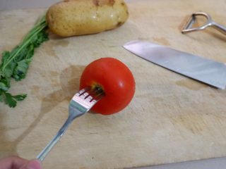 新手必看  番茄土豆汤,这次拍材料，想了想还是拍了工具。
如果只是做简单的家常菜，一把锋利顺手的刀，一个案板，一把削皮刀，足矣。