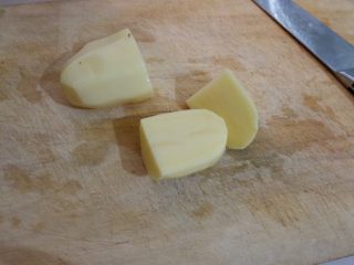 新手必看  番茄土豆汤,土豆去皮。作为今天的教具，它很不容易，挨了很多刀。