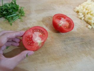 新手必看  番茄土豆汤,当然，除了那些，还有别的切法，今天不多说了，因为我的土豆不够用了。