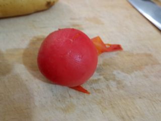 新手必看  番茄土豆汤,就很容易撕下表面薄薄的皮儿了