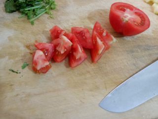 新手必看  番茄土豆汤,用番茄来说一下滚刀块。我经常用并且很偏爱的一种切法，易成熟，成菜效果漂亮。