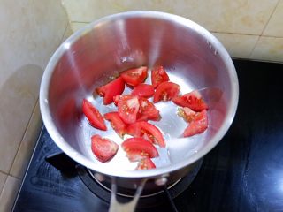 新手必看  番茄土豆汤,然后开始煮“道具”
个人觉得番茄是相对好处理的食材。注意，我说的是好处理的食材。个人觉得食材不分好坏，只分是否好处理，是否应季。
番茄好处理在不需要热锅，热油，也不需要爆香。直接冷锅下，开小火，后放油，都不影响口味。安全系数高，适合新手操作。