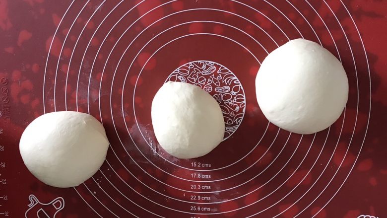甜过初恋的西瓜面包,将面团按6（红色）：4（白色）：5（绿色）的比例分为3份，最大的面团加入红曲粉揉匀，其次的面团加入抹茶粉揉匀。
