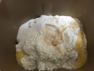全麦核桃土司 中种法, 加入主面团中除了黄油以外的所有的材料，启动揉面功能，揉面30分钟