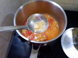 新手必看  番茄土豆汤,用筷子戳土豆，一戳就烂，汤汁浓稠了就可以了。
汤汁为什么会浓稠，是因为土豆里面有淀粉，煮的时候随着汤汁儿的收干，就会形成我们常说的自来芡儿。也正是因为这样，所以在煮的过程中需要偶尔开锅搅拌，防止粘锅糊底。