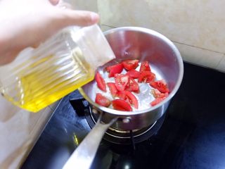 新手必看  番茄土豆汤,番茄入锅，后放油。放盐少许，糖少许，简单甜调味儿，中和酸度。小孩子吃，调味品放的很少。
