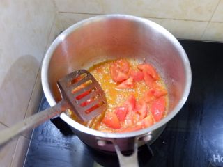 新手必看  番茄土豆汤,小火耐心炒，炒出红红的汤汁。