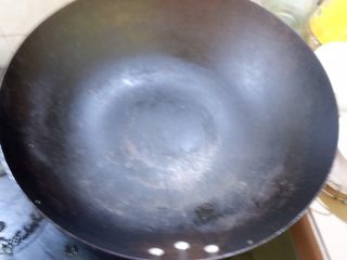 新手必看  番茄土豆汤,这种可以放油，上面那个不行。水滴进去要溅出来易受伤。