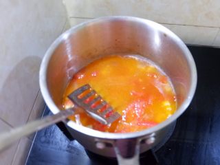 新手必看  番茄土豆汤,再放土豆丁儿（之前当教具的通通被改刀成丁了），加水没过土豆丁，盖上盖子小火煮20分钟左右