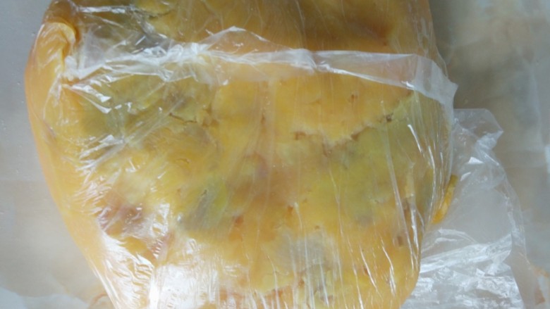 仙草芋圆麦片奶粥,装入塑料袋用擀面杖擀成面糊状。