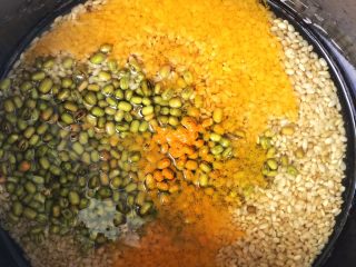 瑜珈糙米飯,把糙米和綠豆放入電飯煲，一比一的水分煮飯，然後撒入一半量的姜黃粉。