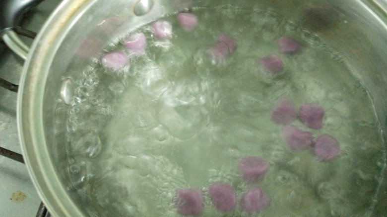 仙草芋圆麦片奶粥,烧水，水开后放入。等全部浮在水面后捞出。
