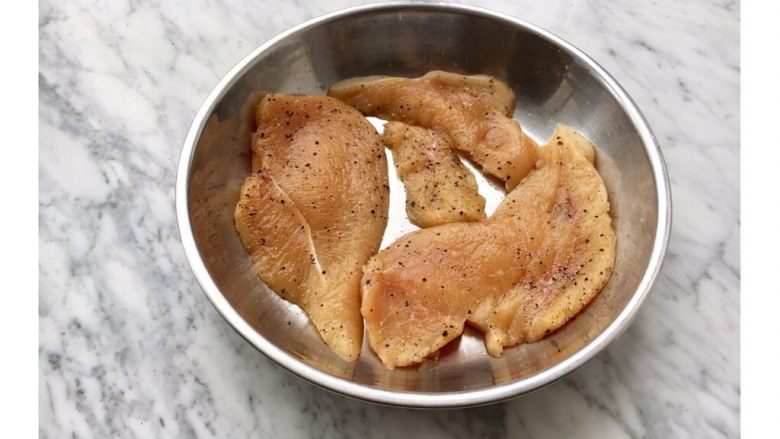 三文鱼鸡胸牛油果沙拉,鸡胸肉如果太厚就切成片，用厨房用纸吸入多余的水，➕盐➕黑胡椒粉，按摩2分钟，腌制10分钟。