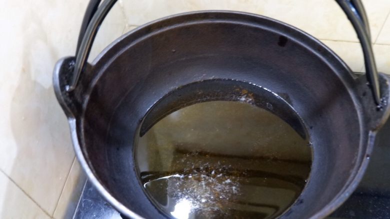 蒜香烧鲅鱼尾,锅里烧油，准备炸鱼