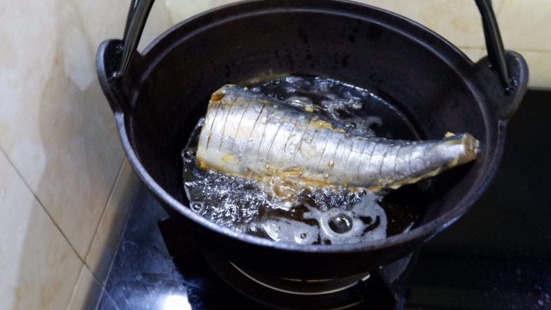 蒜香烧鲅鱼尾,腌好的鱼用厨房纸擦干表面水分，再放入油锅。可以减少油的喷溅，安全一些。鱼下锅的时候慢慢放，不要从高处丢下去，油会溅出。