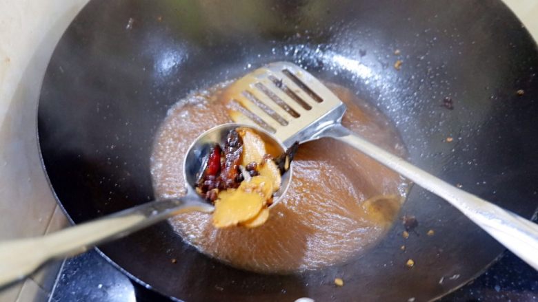蒜香烧鲅鱼尾,把锅里的料捞出丢掉，剩余的汤汁用水淀粉勾芡。撒剩余的蒜末，出锅。不爱蒜香味儿不加。