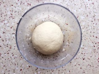 杏仁片贝果,整好面团，放在碗里，盖上湿布或保鲜膜室温发酵；